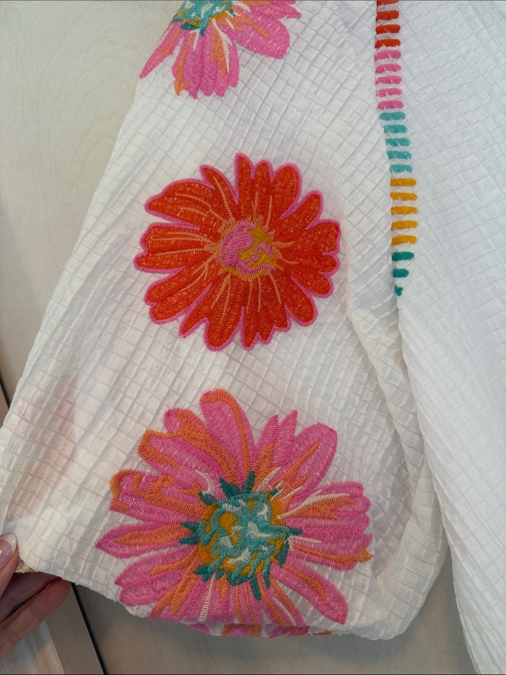THML White Embroidered Floral Sleeve Peasant Top. NWT Size Medium - Picture 4 of 6